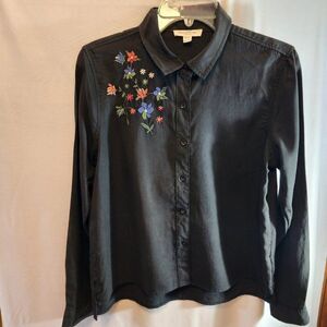 BEACHLUNCHLOUNGE BUTTON FRONT FLORAL EMBROIDERED SHIRT SIZE MEDIUM BLACK